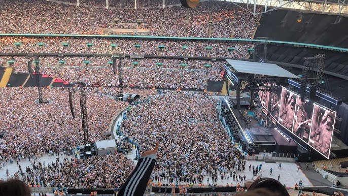 Inside Oasis Wembley The Night 125,000 Fans Made Music History
