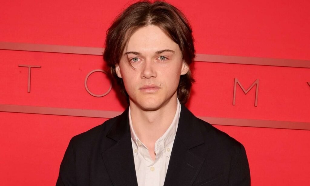 christopher briney height